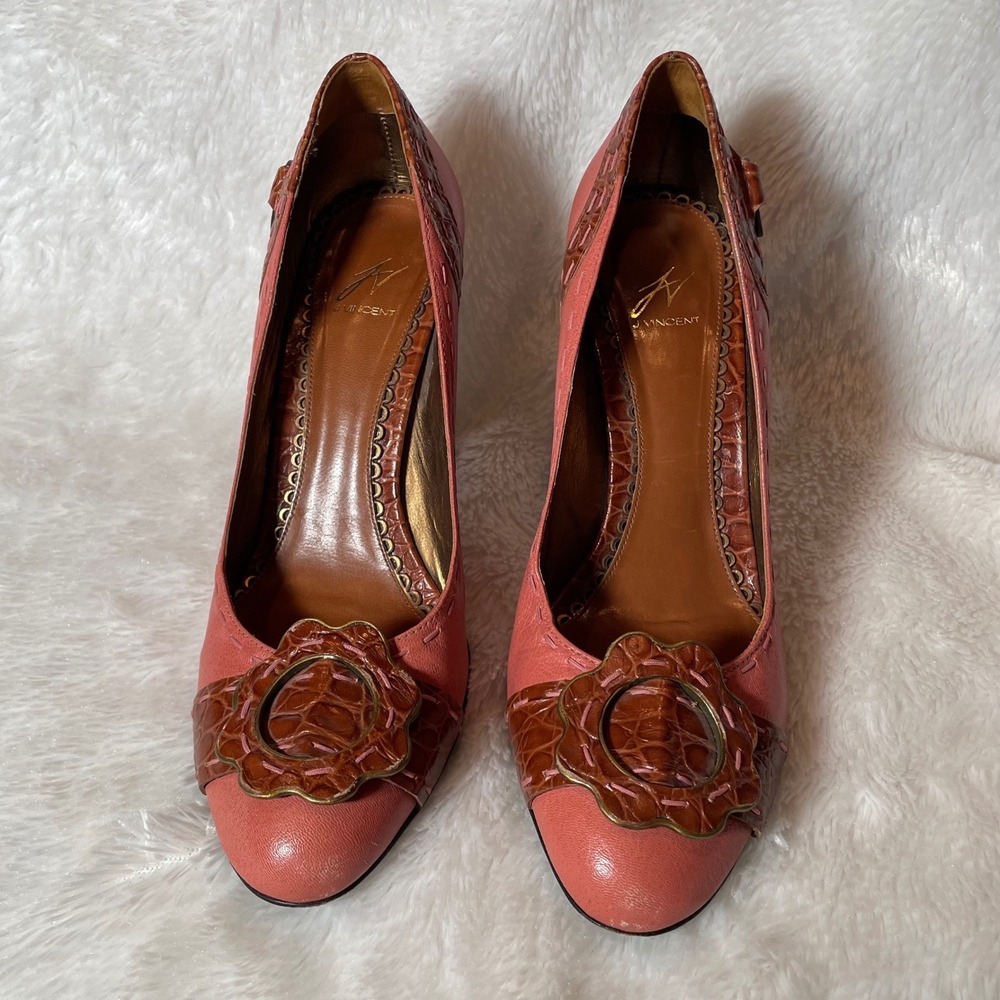 J. Vincent Coral Pink Leather Crocodile Embossed Scalloped Buckle Pumps 6M Retro